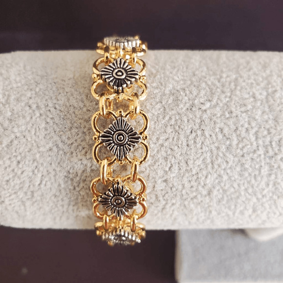 Two-toned bracelet with Silvertone Flowers in a Goldtone Filligree Setting‎ - Picture 1 of 6